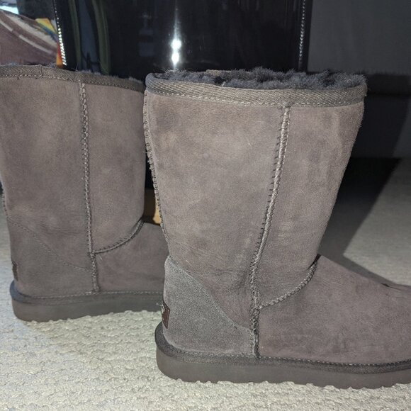 Women's Classic Ugg Short Boots - dark brown, size 8 - Picture 4 of 8